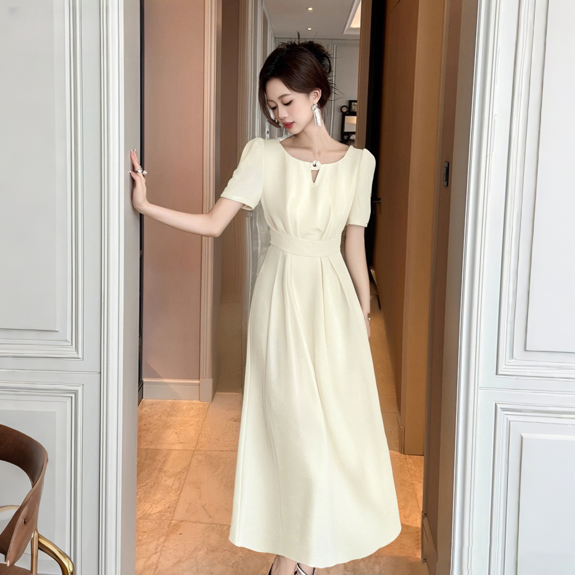 2025夏季新款杏色方领修身收腰显瘦法式复古纯色连衣裙X0068