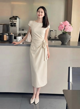 2026夏季新款法式极简通勤风高级感收腰显瘦修身气质连衣裙D8711