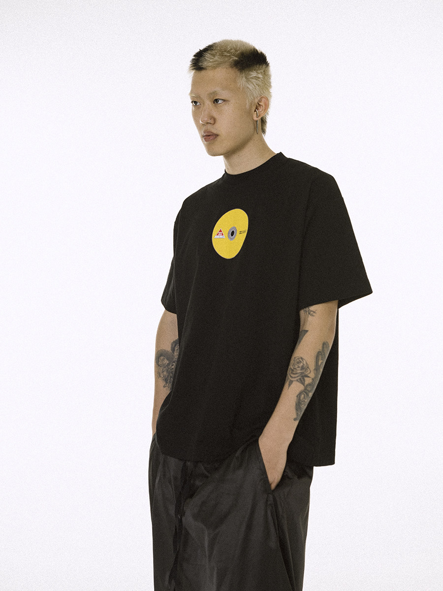 ROCKSTA 2024春夏黑白两色休闲纯棉圆领黄色碟片印花短袖T恤