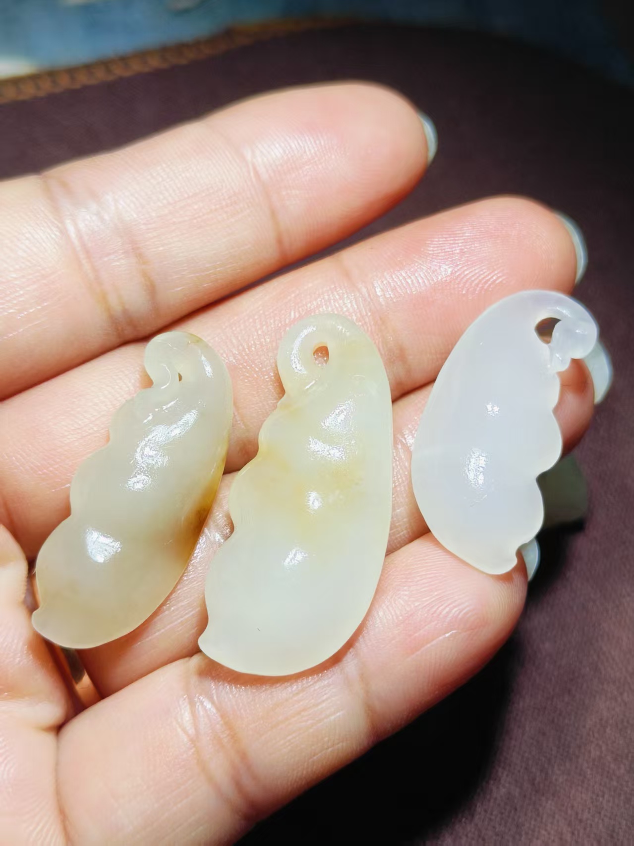和田玉且末金山矿糖白莲蓬吊坠