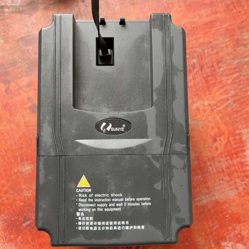 （维修议价）日业变频器CM530-A4T1R5GB/2R2PB实物图拍摄