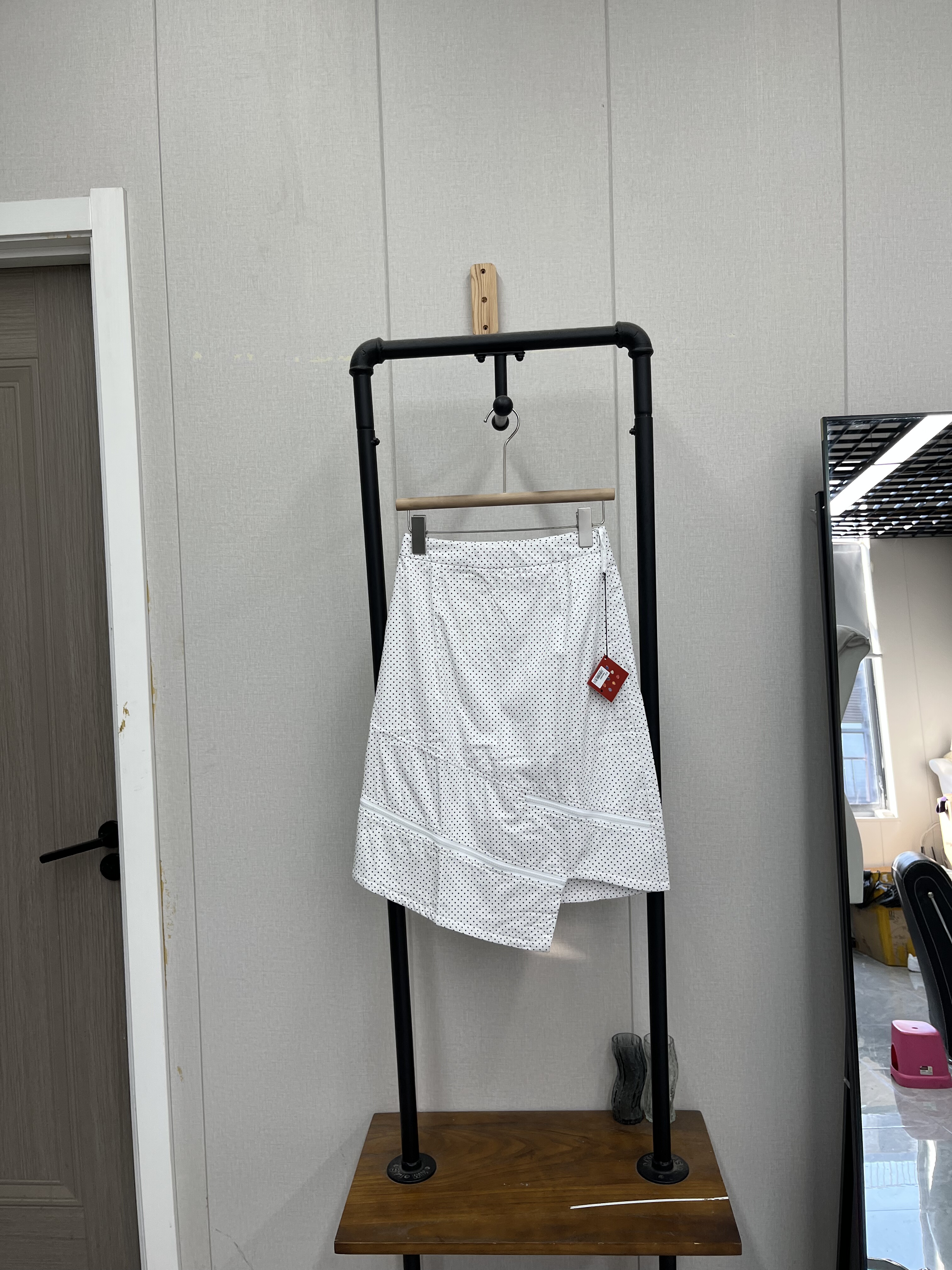 白色半身裙黑色波点设计秋冬加棉拉链装饰可爱款