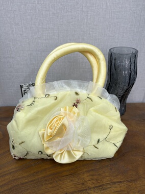 可爱夏季款零钱包手提包刺绣小花立体花百搭淡黄色复古