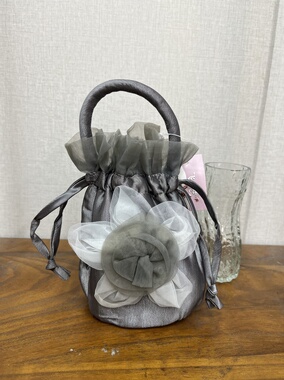 复古灰色缎面手提包女款甜美公主风立体花设计水桶包款