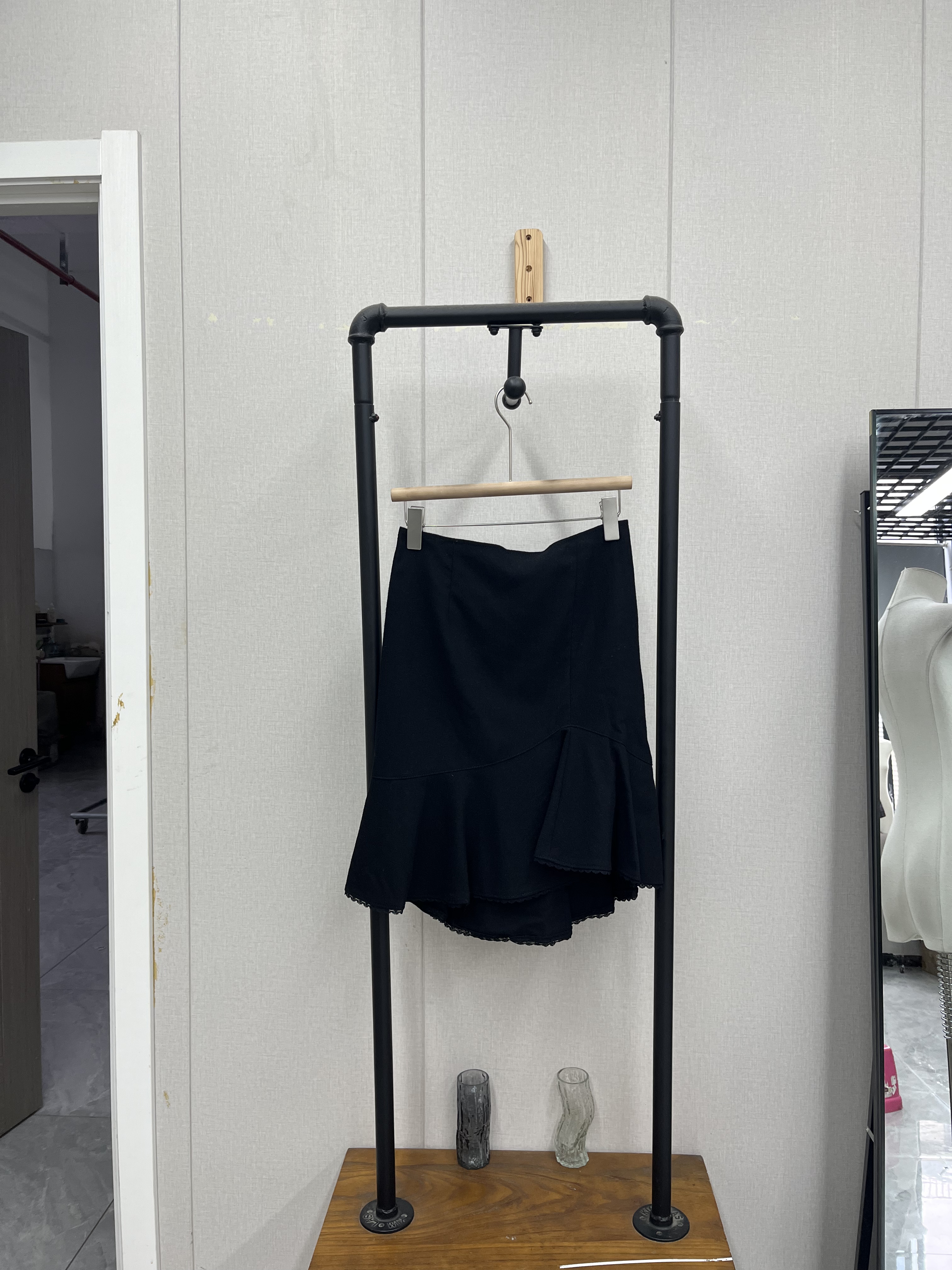 黑色呢料鱼尾裙蕾丝拼接时尚百搭气质通勤显瘦复古