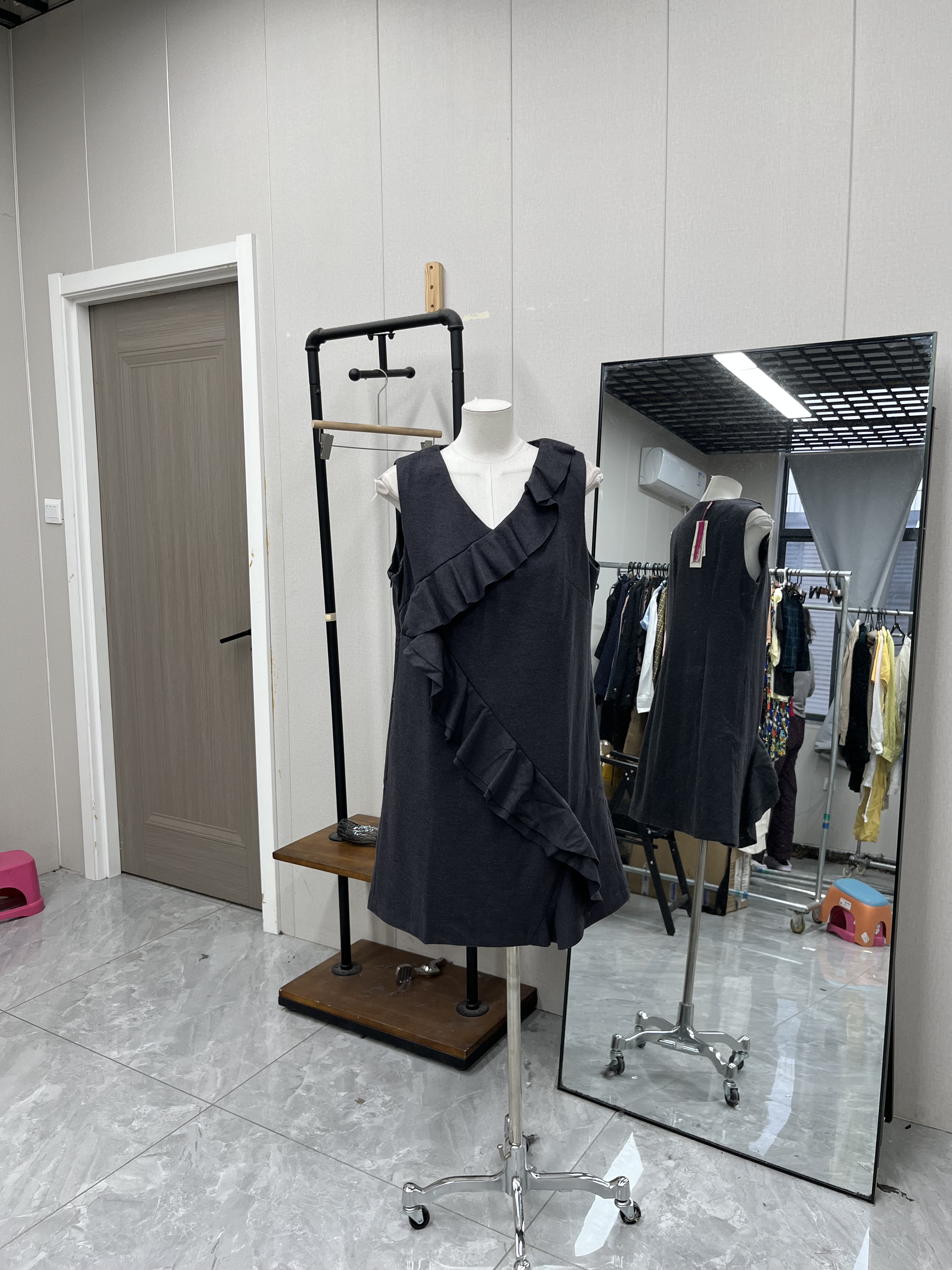 深灰色呢料花边领无袖背心连衣裙减龄复古春秋甜美