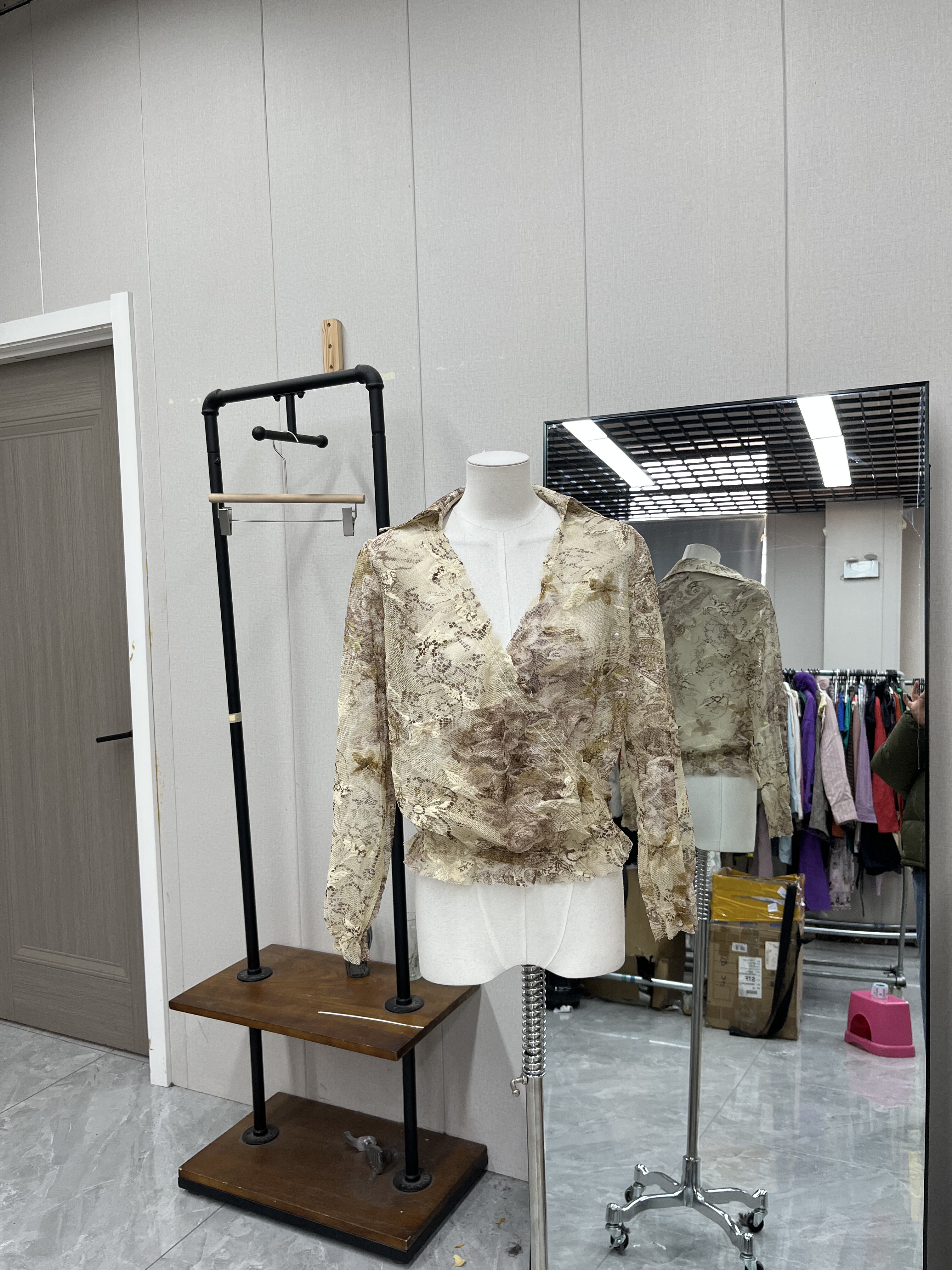 高品质网纱长袖衬衫领小衫V领气质通勤百搭松紧下摆款