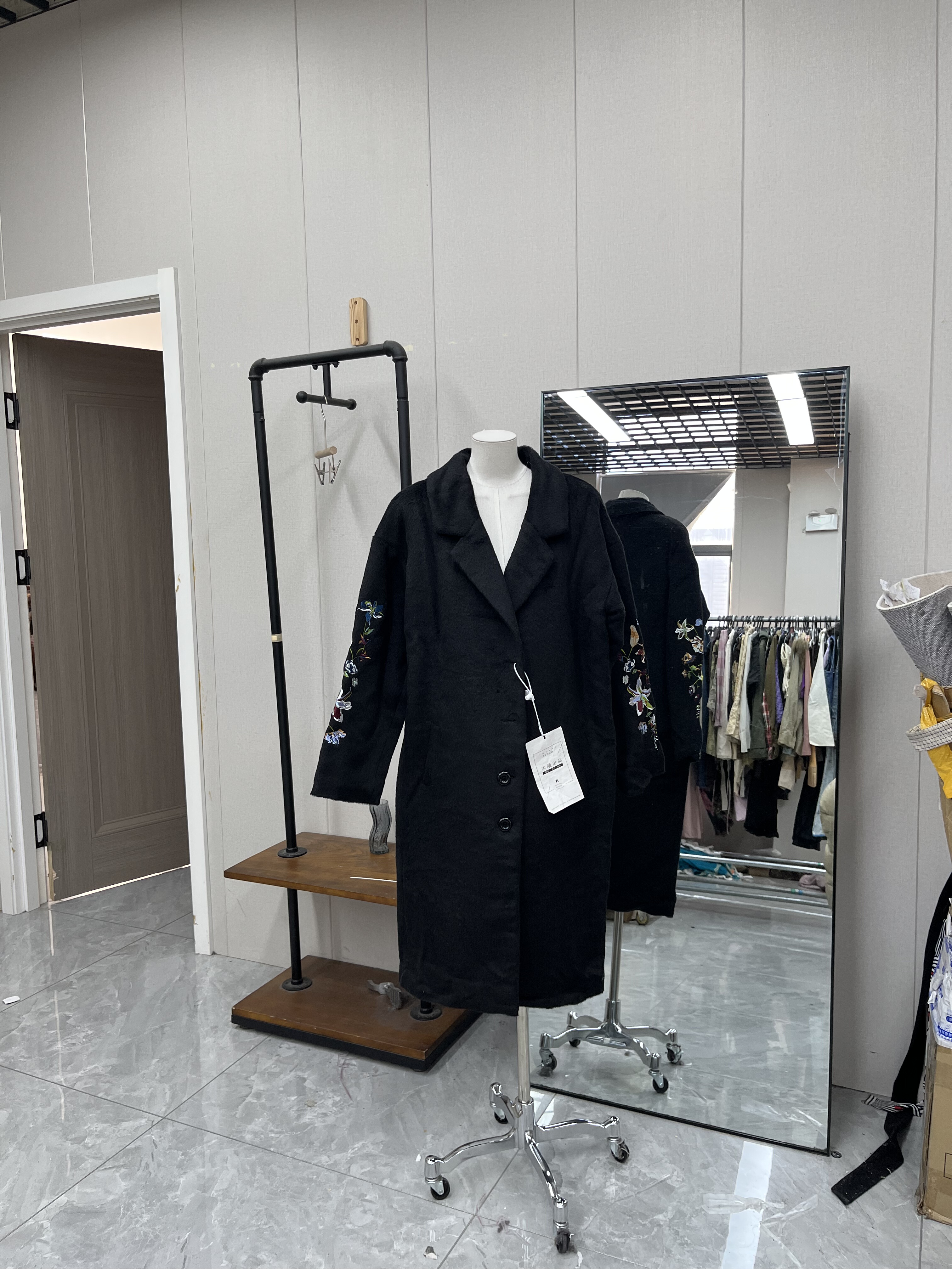 黑色高级精致袖口刺绣重工百搭呢料加棉款外套秋冬