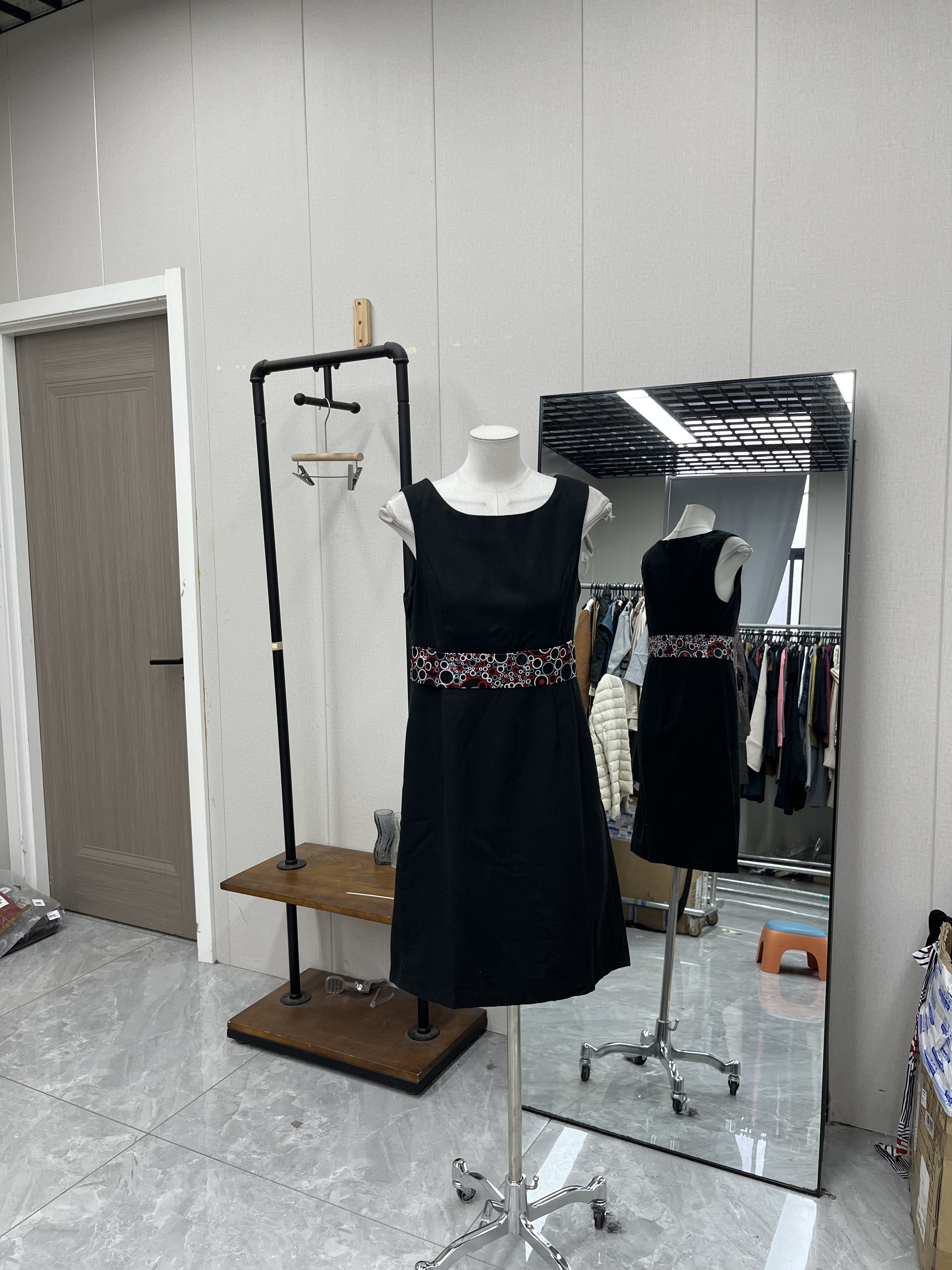 高品质复古黑色修身显瘦小黑裙秋冬通勤气质百搭款