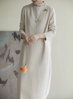 刺绣宽松立领连衣裙女秋冬新款软糯厚实保暖简约休闲高领长袖长裙