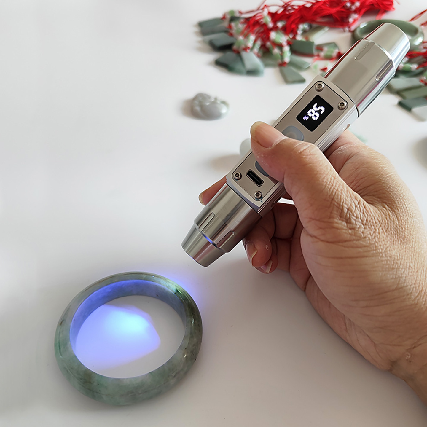 鉴别真假翡翠珠宝南红水晶和田玉石强光手电筒365紫光灯检测荧光