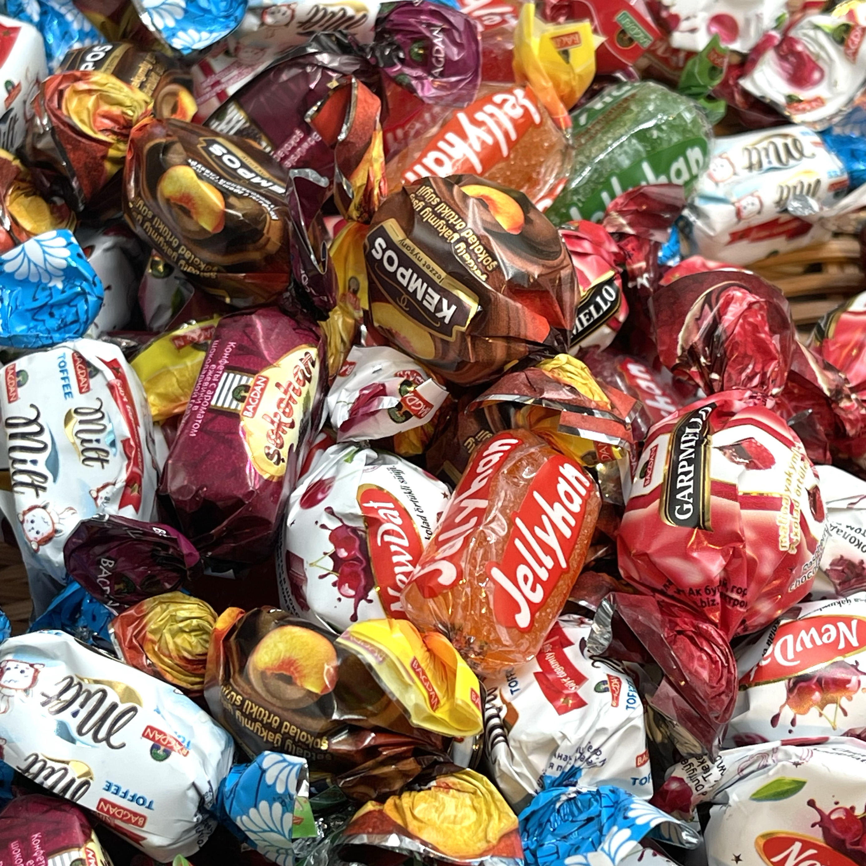 土库曼覆盆子夹心巧克力进口水果味喜糖零食散装包邮霍尔果斯发货