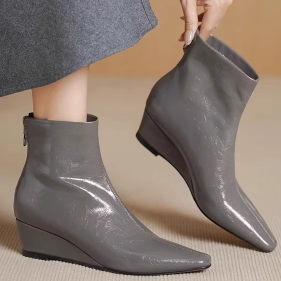 新品坡跟~灰色真皮羊皮短靴女单靴方头中跟秋冬时尚洋气米白色女