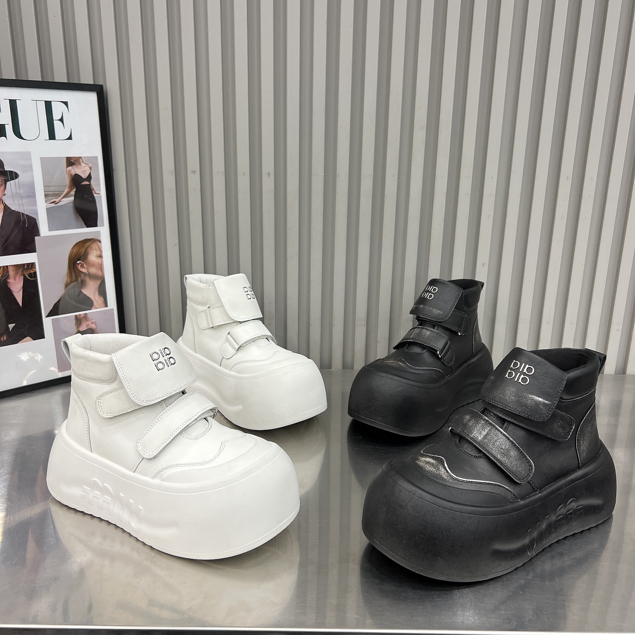 6cm松糕厚底大头短靴女2025冬季新款加绒小白鞋高帮鞋休闲鞋板鞋