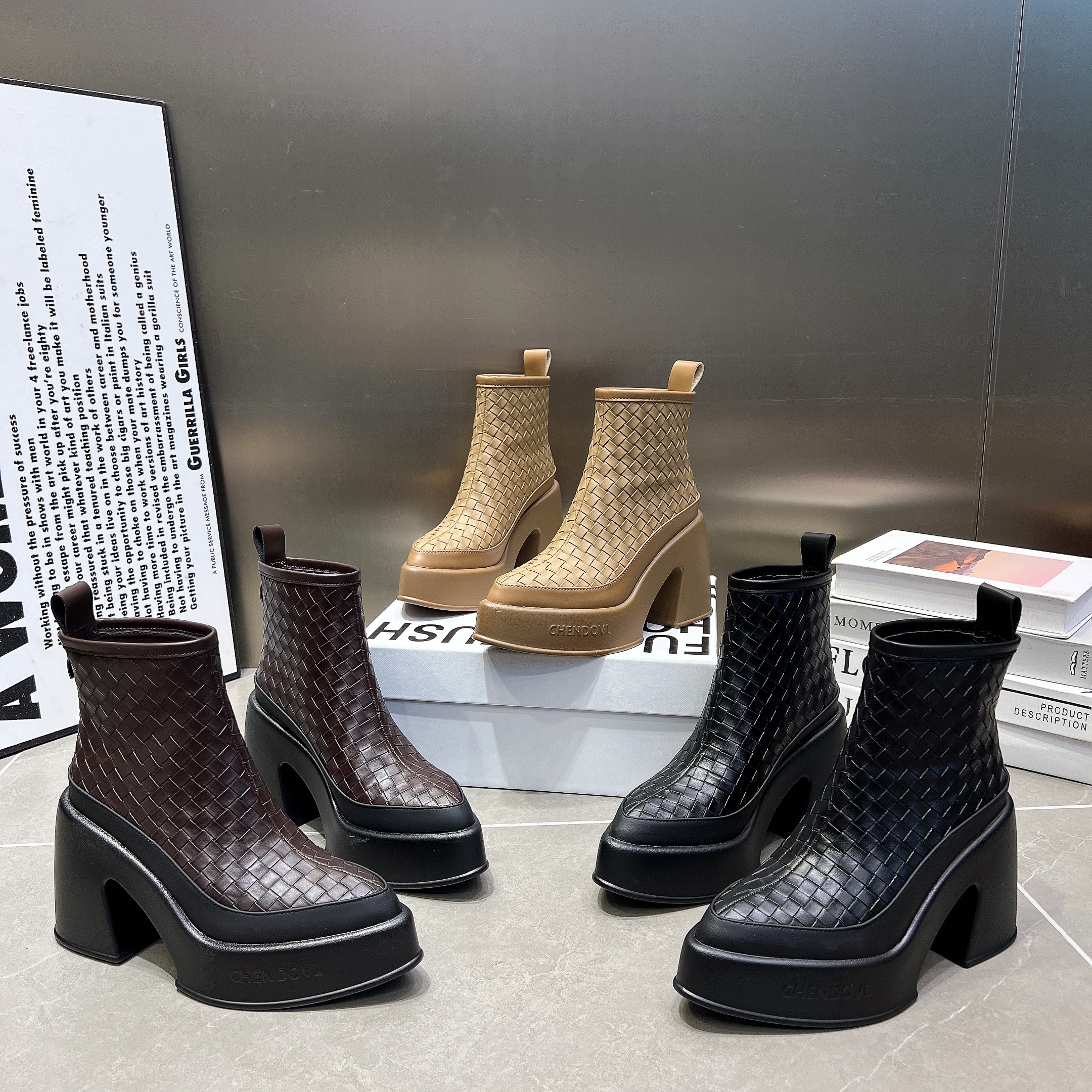 10cm超高跟尖头马丁靴女鞋2025新款编织皮厚底粗跟时装小个子短靴