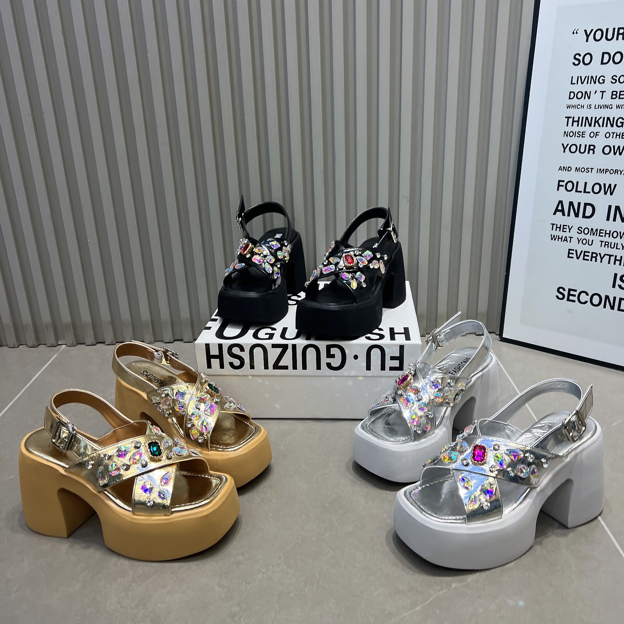 9cm厚底粗跟水钻彩钻露趾凉鞋女2026新款爆裂皮后绊带时尚高跟鞋