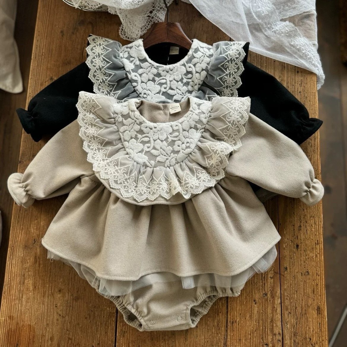现货韩国进口婴儿蕾丝花边公主爬服哈裙百天周岁毛呢包屁连体衣