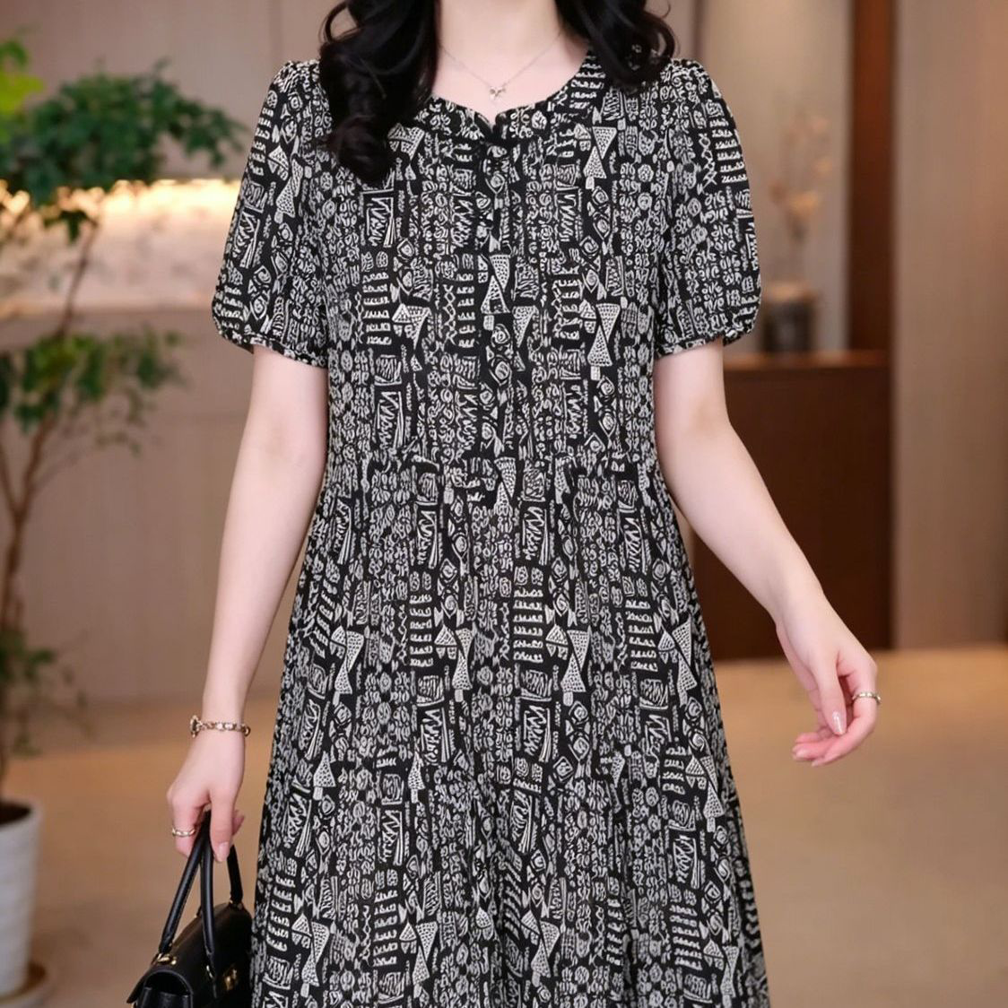 2026夏季新款宽松遮肉大码中长款妈妈裙子高级时尚印花简约连衣裙