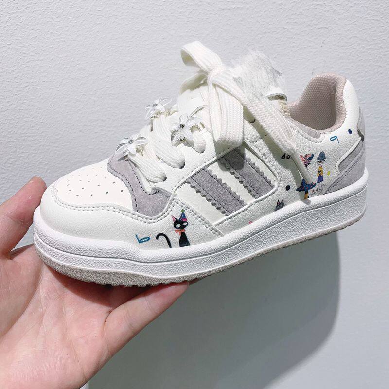 2026春款新品卡通图案轻便皮面花朵女童学生公主低帮运动鞋板鞋