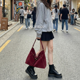 港风复古红色手提斜挎包女新娘结婚婚包大容量麂皮一包三用托特包