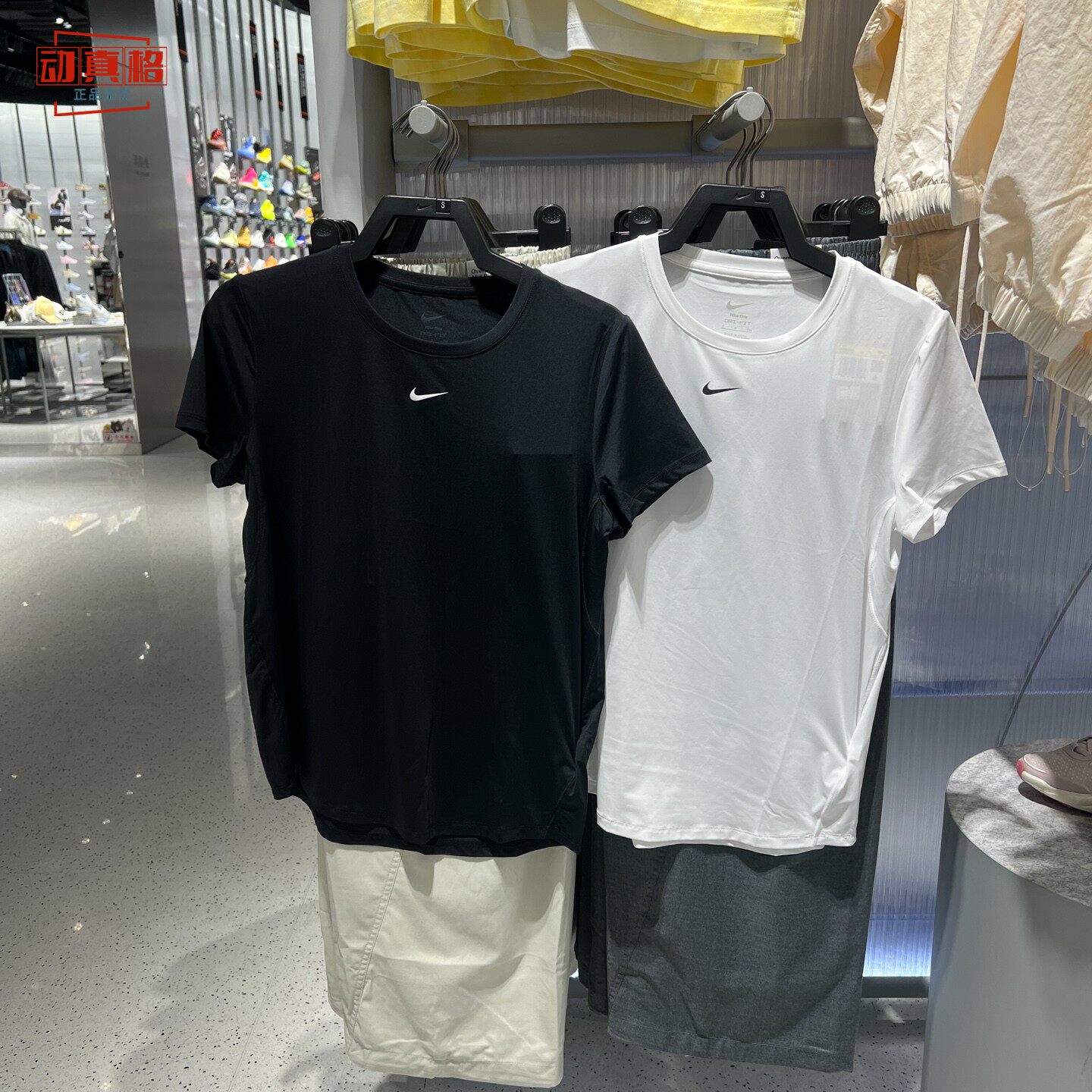 NIKE耐克2026夏季女子速干透气运动休闲圆领短袖T恤  FN2799-013