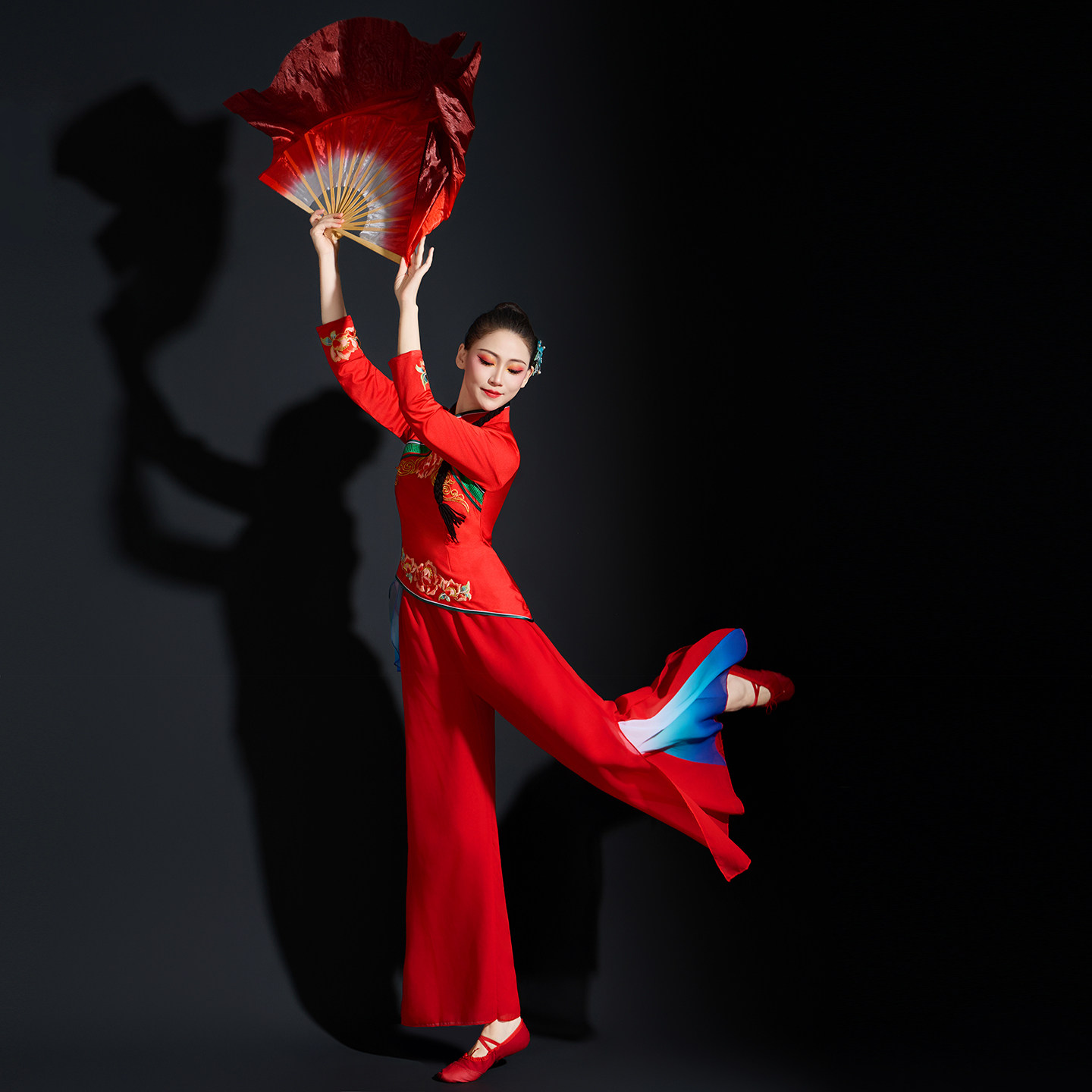 丰收喜庆中老年团体秧歌服广场舞2026新款腰鼓打鼓舞古典舞台服装