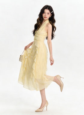 海边度假风百搭休闲气质长裙女2026春节新款绝美荷叶边挂脖连衣裙