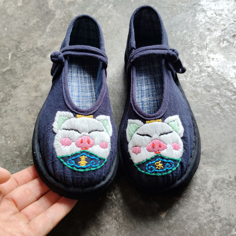 卡通风儿童汉服鞋纯手工刺绣小猪图案复古布鞋舒适透气成人女养脚