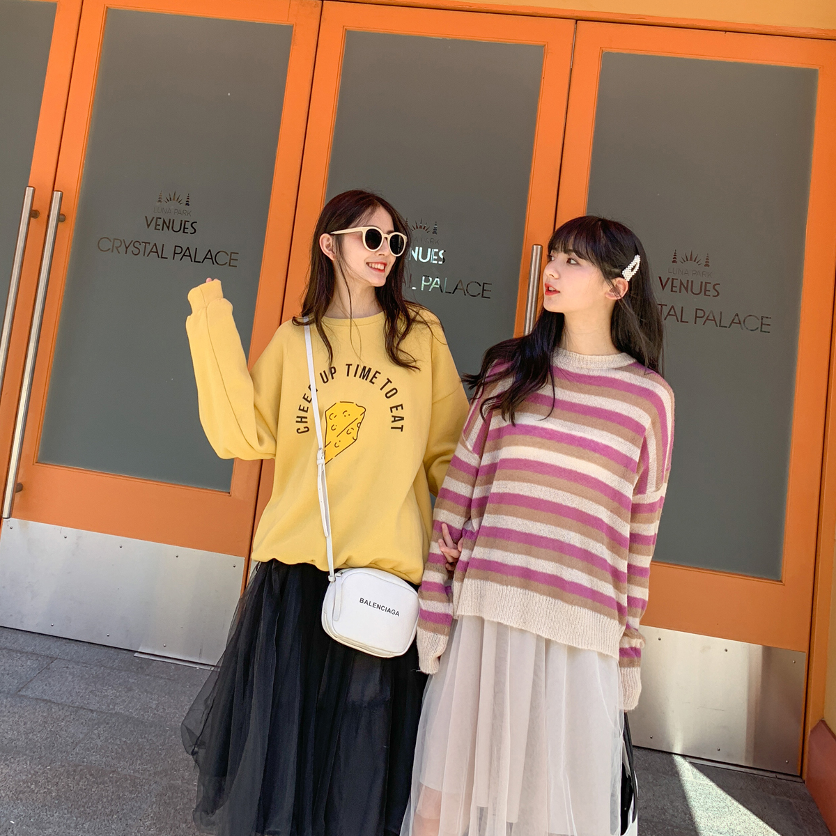 小镇姗姗致青春圆领套头卫衣女春秋新款潮百搭学院风黄白两色