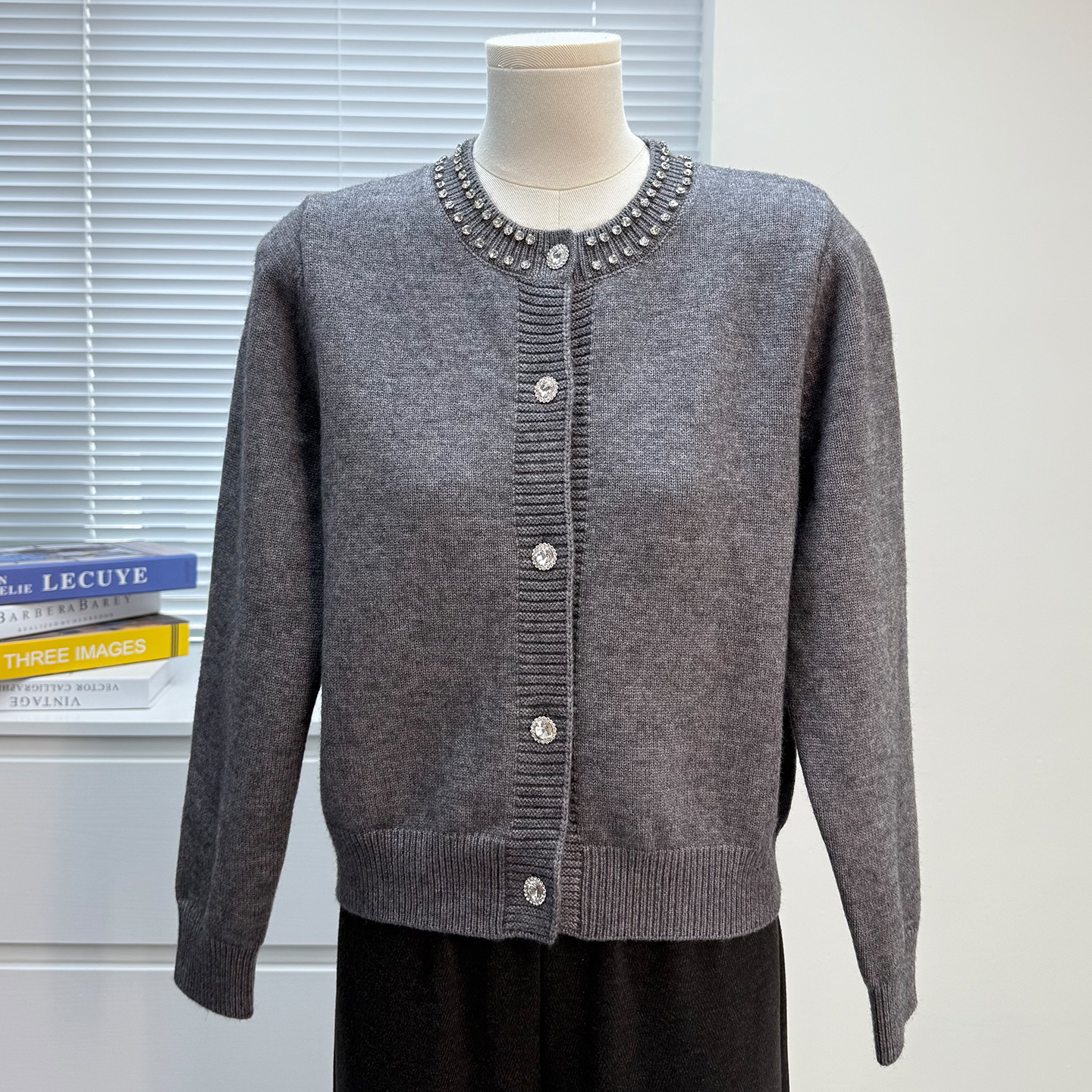 中年妈妈装针织开衫女秋装短款2025新款中老年小个子灰色毛衣外套