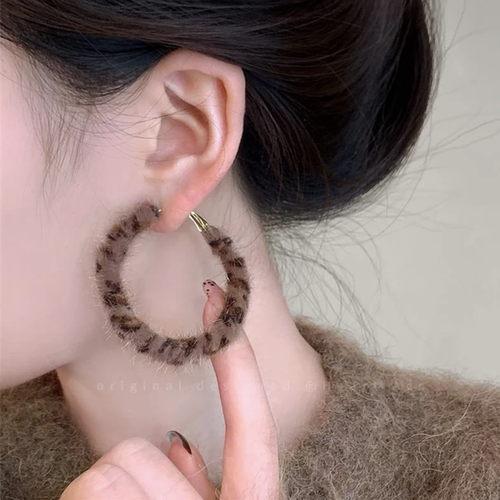 毛绒豹纹耳环2024年新款