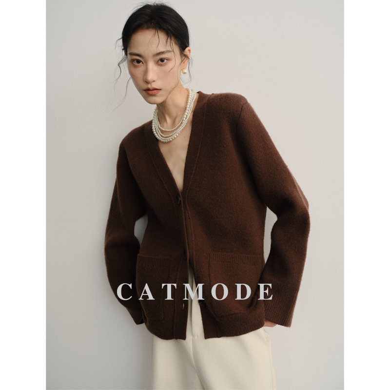 新款轻奢简约纯色宽松V领针织衫