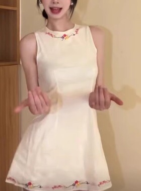 白色挖肩无袖彩色绣花背心裙女夏季小清新甜美气质收腰显瘦连衣裙