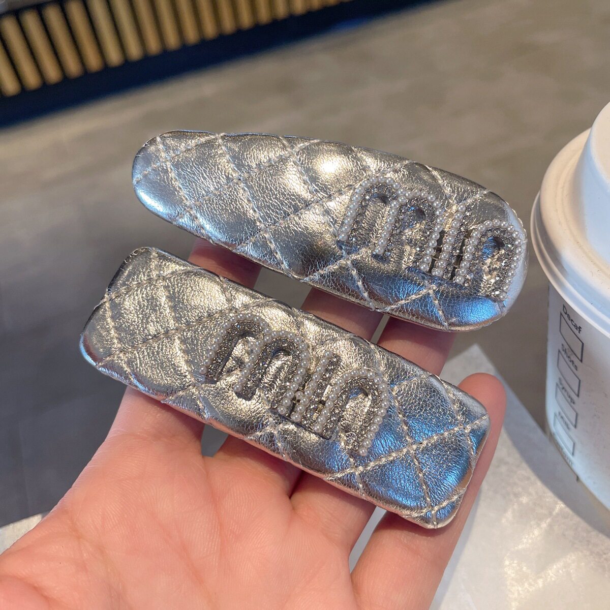 珍珠字母格纹银色皮质掰掰夹bb夹简约风百搭刘海夹侧边夹发夹发卡