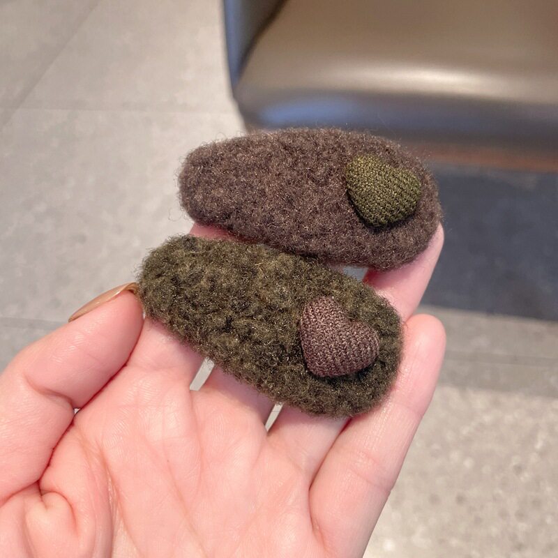 高级感小香风毛呢爱心刘海夹