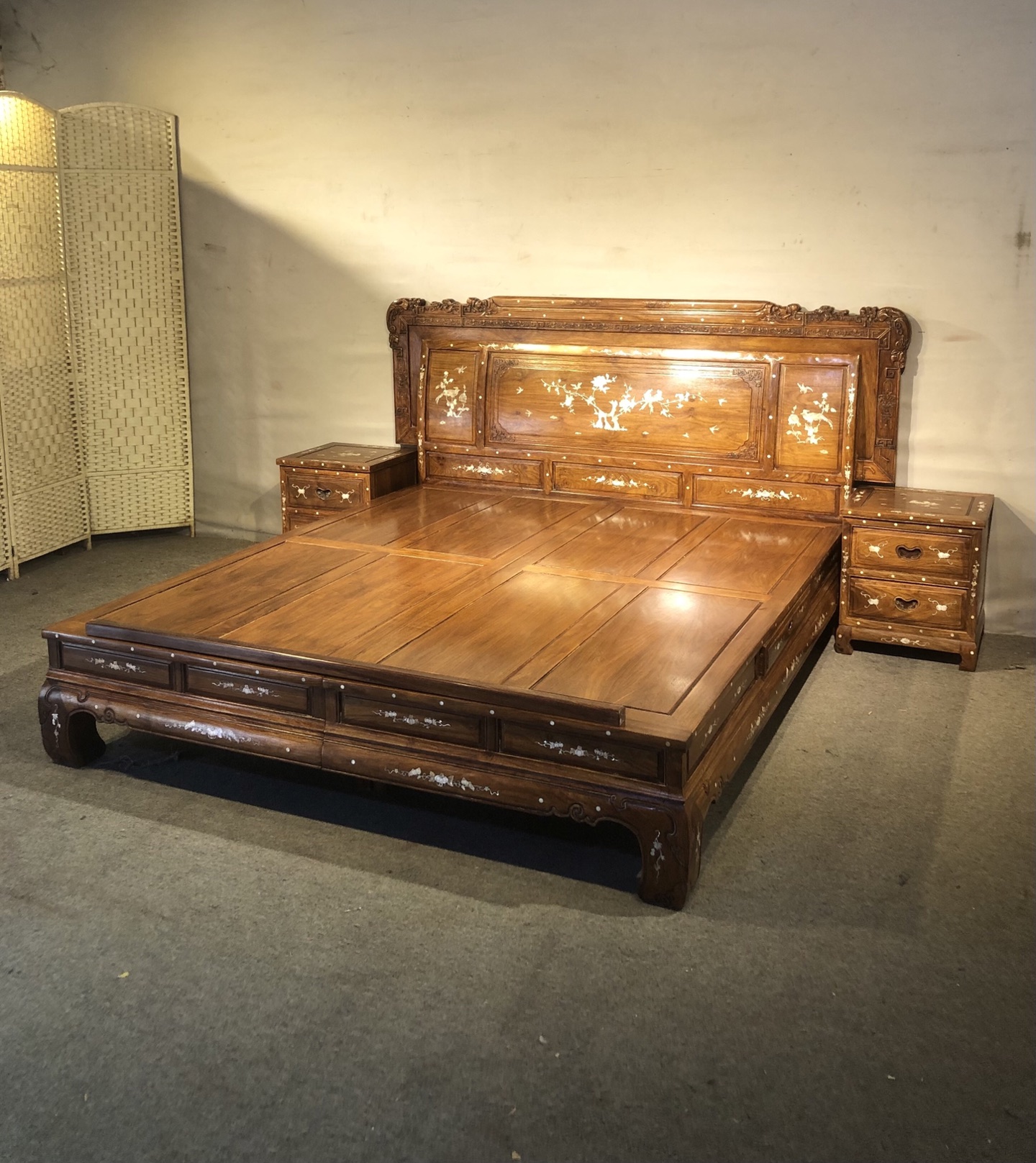 黄花梨木镶贝壳床满鬼脸牛毛纹清晰全隼卯结构，做工精细打磨光滑