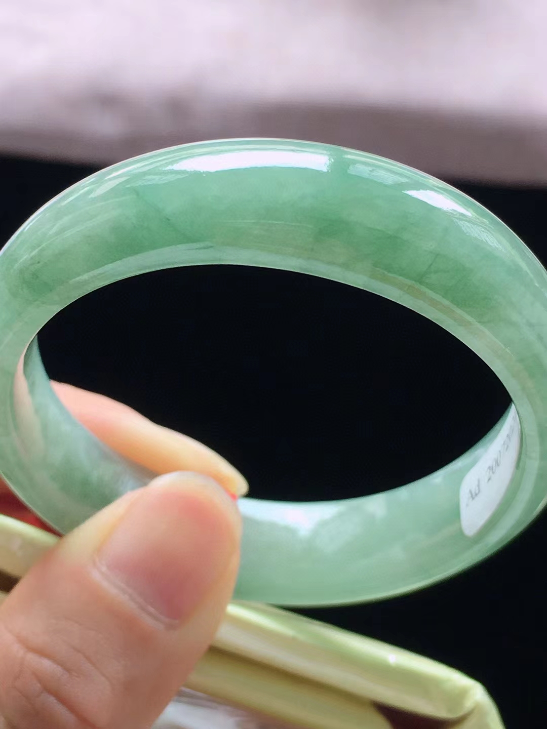 白冰贵妃翡翠手镯,种老水足颜色正,尺寸55.5x12.7x7x51mm,f312