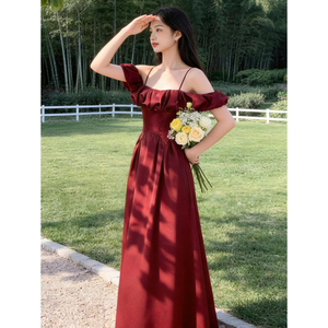 何衣见友《倾心》法式花苞鱼骨轻婚纱红白缎面抹胸礼服吊带连衣裙