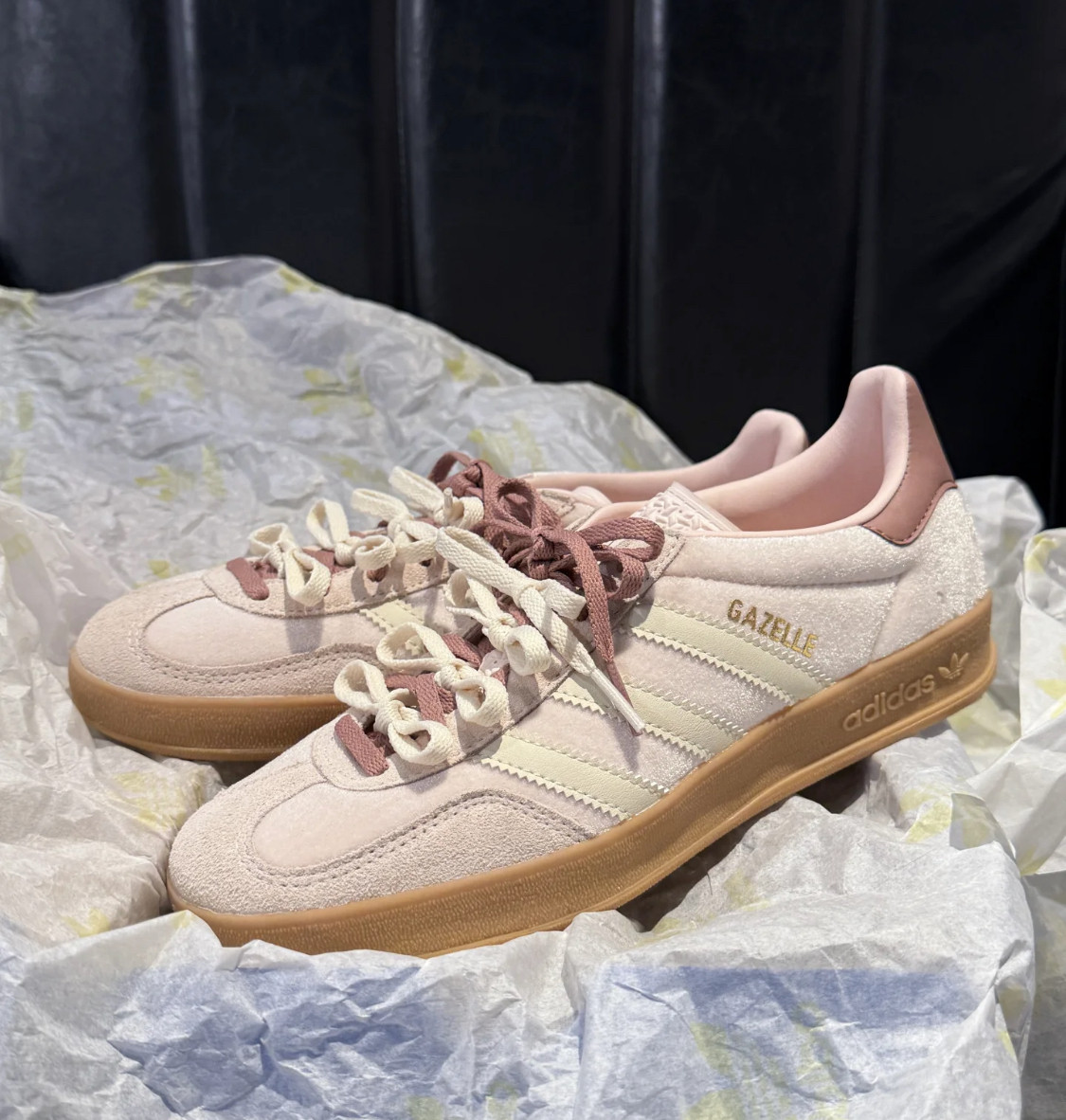Adidas Gazelle Indoor丝绒奶油草莓慕斯女子运动鞋JR0232