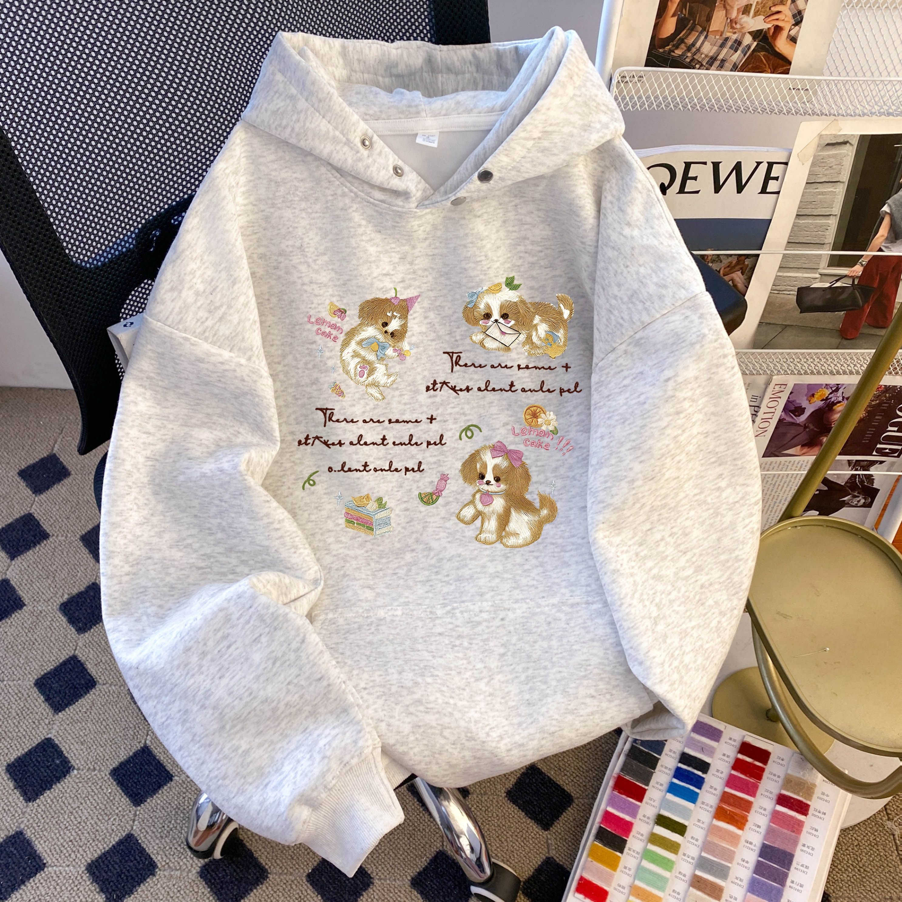 秋冬圆领狗狗两纽扣连帽卫衣女