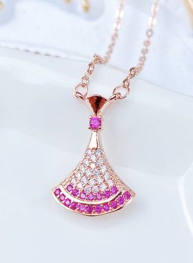 新款裙子渐变色项链红钻玫瑰金色轻奢璀璨满钻小裙子项坠锁骨链