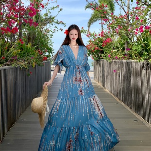 云南旅游穿搭波西米亚风连衣裙泰国海边度假复古印花深V大摆长裙