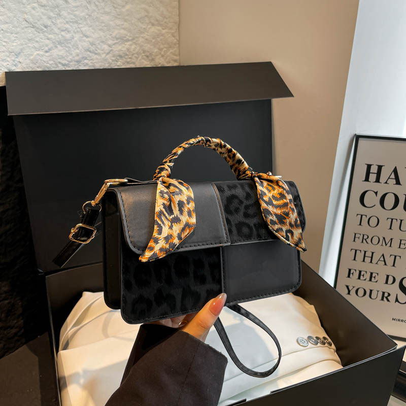 新款时尚洋气单肩斜挎包小方包潮