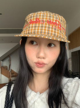 小众设计红色字母刺绣软顶平檐帽