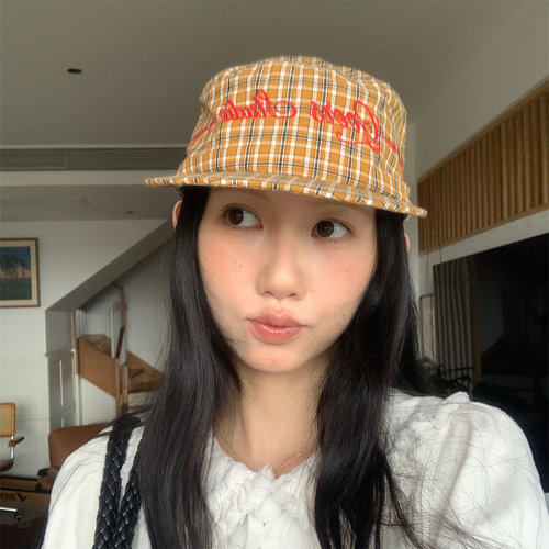 小众设计红色字母刺绣软顶平檐帽