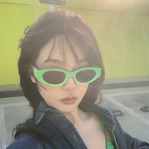 时髦辣妹的显白绿色墨镜高级感女