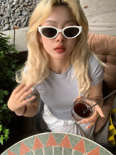 适合夏季出游的温柔米色墨镜女
