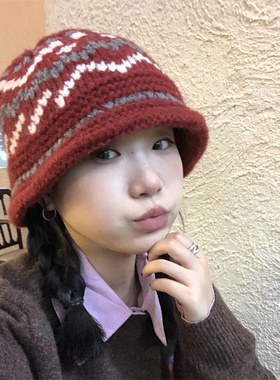 适合秋冬搭配的复古红色针织盆帽