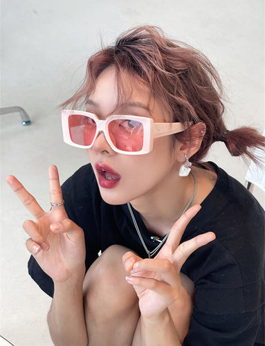 粉嫩色鬼马少女太阳镜显脸小墨镜