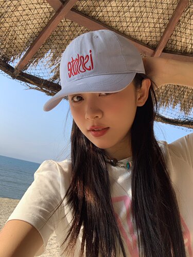 浅蓝色撞色字母刺绣软顶鸭舌帽夏